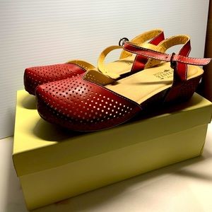 Brand new adorable L’artiste spring step maryjane sandals in Lizzie Red size 40